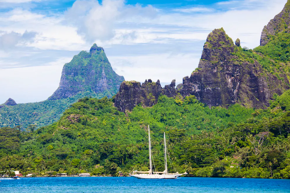 Tahiti, future destination accessible à la mode ?. Cook Bay on Moorea with Mount Mauaroa, French Polynesia
