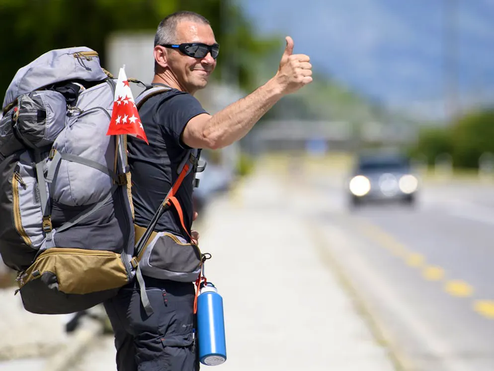 Giro del mondo: 40'000 km senza mezzi pubblici. L'uomo intende percorrere 40'000 chilometri senza ricorrere ad alcun mezzo di trasporto pubblico. Gli resta una sola cosa da fare: l'autostop!