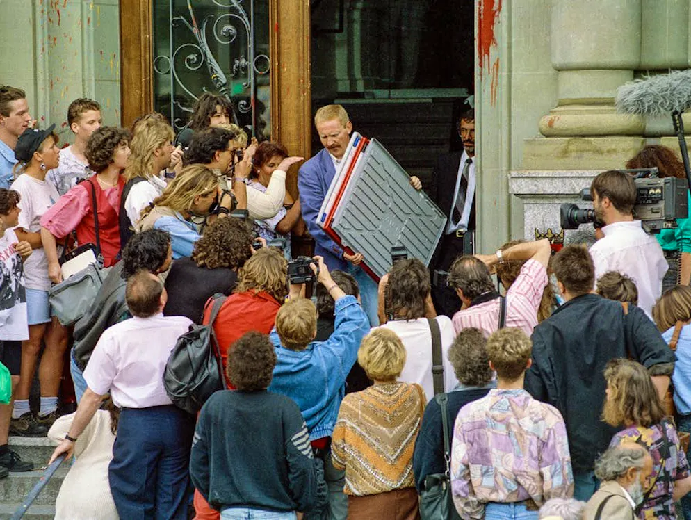 Bruno Zwahlen: l'omicidio di Kehrsatz. Bruno Zwahlen lascia la Corte suprema del Canton Berna dopo la sua assoluzione, il 29 maggio 1993.