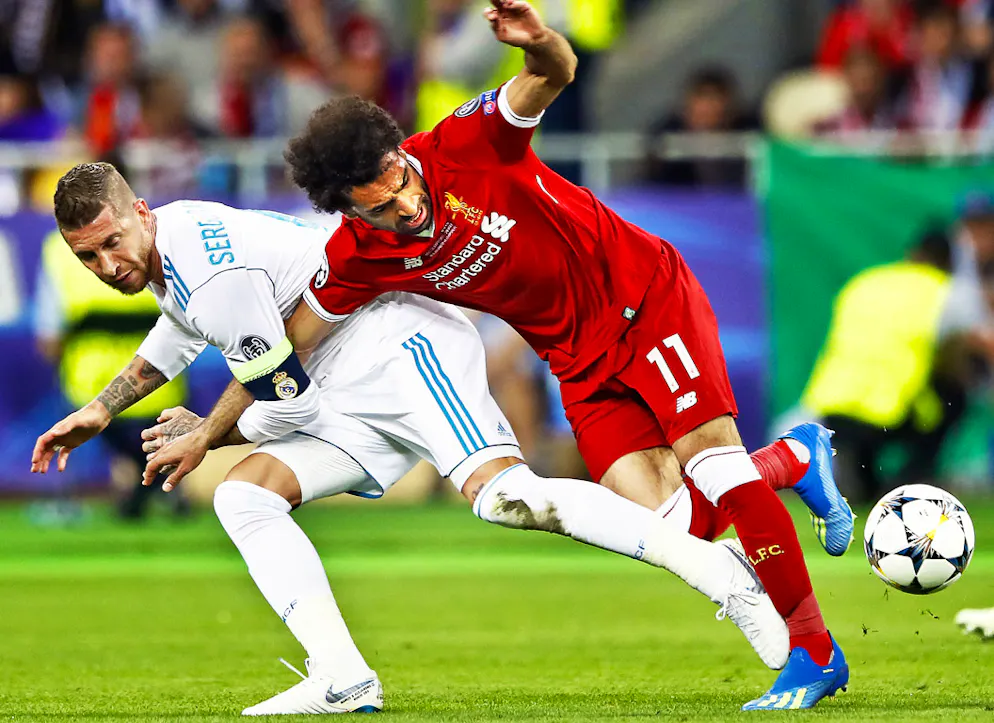 Sergio Ramos trattiene Salah durante la finale di Champions League.