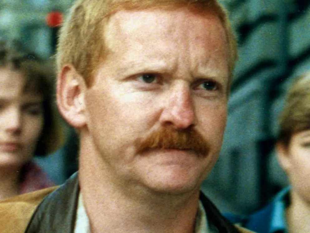Bruno Zwahlen: l'omicidio di Kehrsatz. Il caso Bruno Zwahlen (foto d'archivio del 1993) stava per entrare in una nuova fase. Il 2 giugno 1997, un sellaio di Kehrsatz dovette rispondere delle proprie azioni davanti al tribunale distrettuale di Berna-Laupen. L'uomo era accusato di falsa testimonianza durante il secondo processo a Bruno Zwahlen.