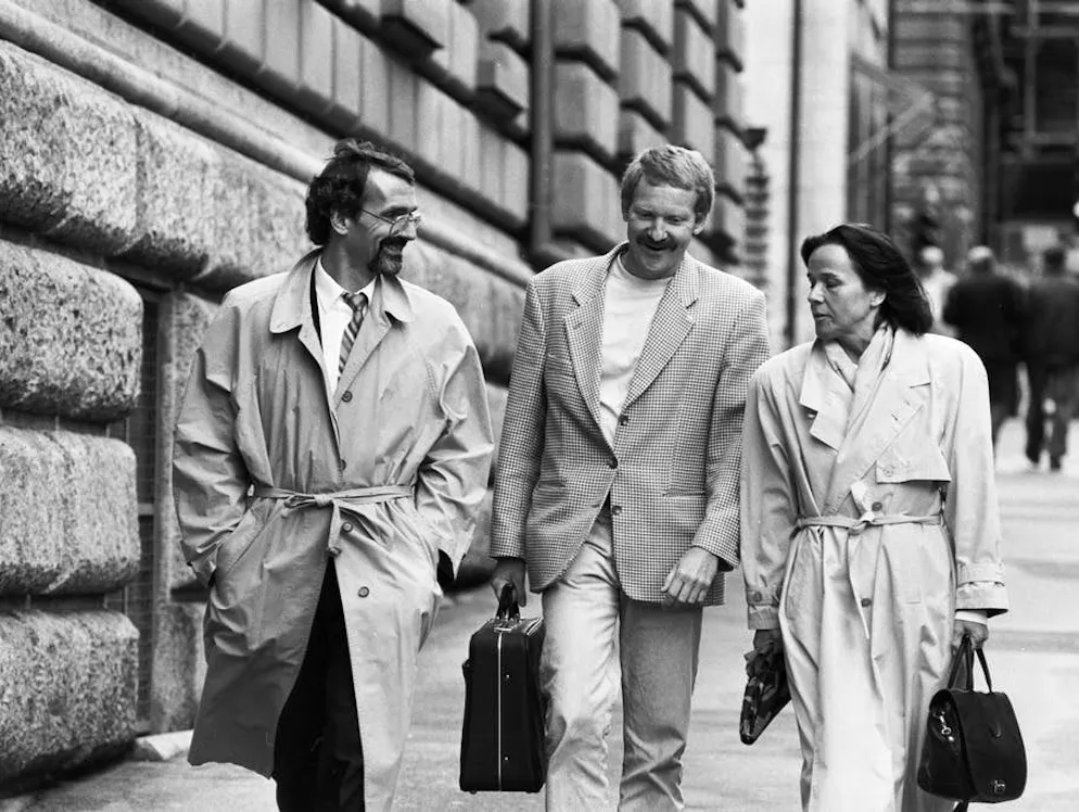 Bruno Zwahlen: l'omicidio di Kehrsatz. Bruno Zwahlen, al centro, fotografato in compagnia di Peter Saluz, a sinistra, e di Eva Saluz, a destra, il 1° giugno 1993. Bruno Zwahlen è stato assolto il 29 maggio 1993.