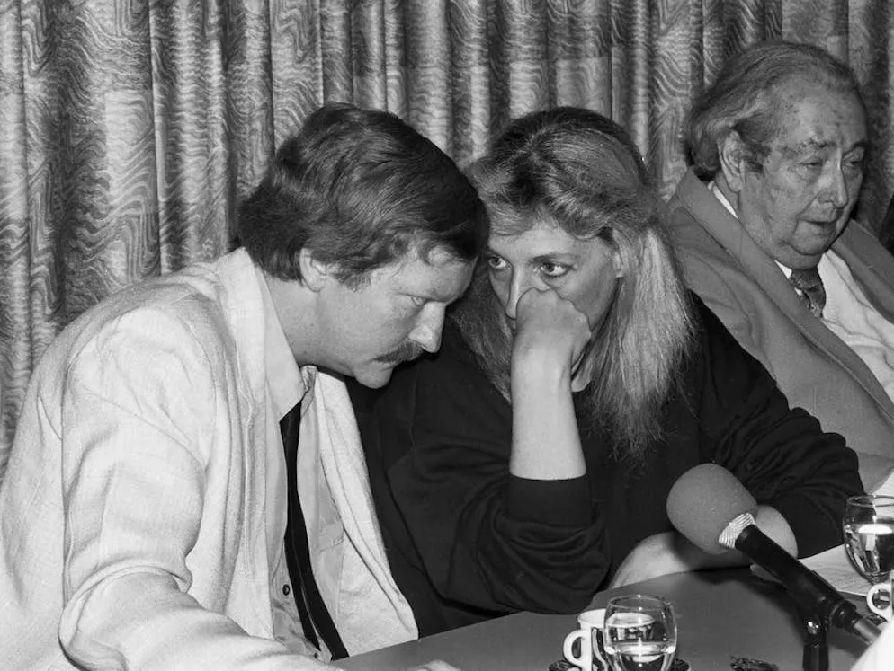 Bruno Zwahlen: l'omicidio di Kehrsatz. Bruno Zwahlen, a sinistra, parla con Verena Sala, dell'associazione «Giustizia per Bruno Zwahlen». Foto scattata durante la conferenza stampa del 20 aprile 1991.