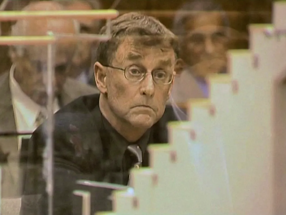 Starke Staffeln statt Sommerloch: Die Serien-Highlights im Juni. Am 9. Dezember 2001 wählte Schriftsteller Michael Peterson den Notruf: Seine Frau Kathleen sei die Treppe heruntergestürzt. Später erlag sie ihren Verletzungen. Schnell kommt der Polizei der Verdacht, dass es kein tragischer Unfall war. «The Staircase» beleuchtet ab 8. Juni bei Netflix einen wendungsreichen Kriminalfall.
