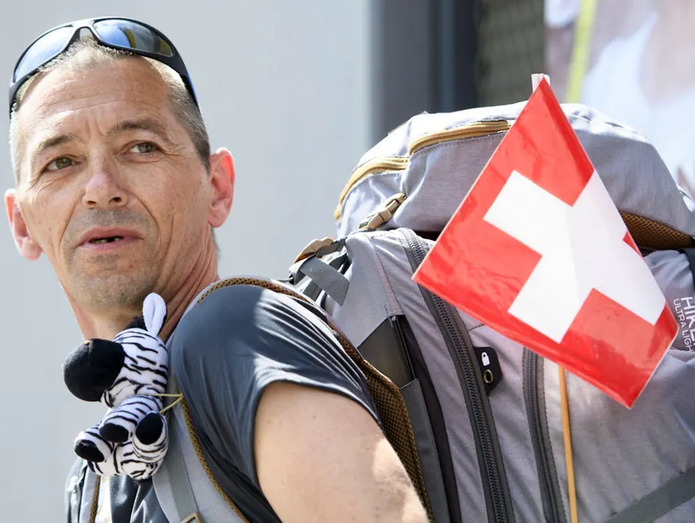 Giro del mondo: 40'000 km senza mezzi pubblici. ... l'uomo di 46 anni intende percorrere 40'000 chilometri, senza usare alcun mezzo di trasporto pubblico.