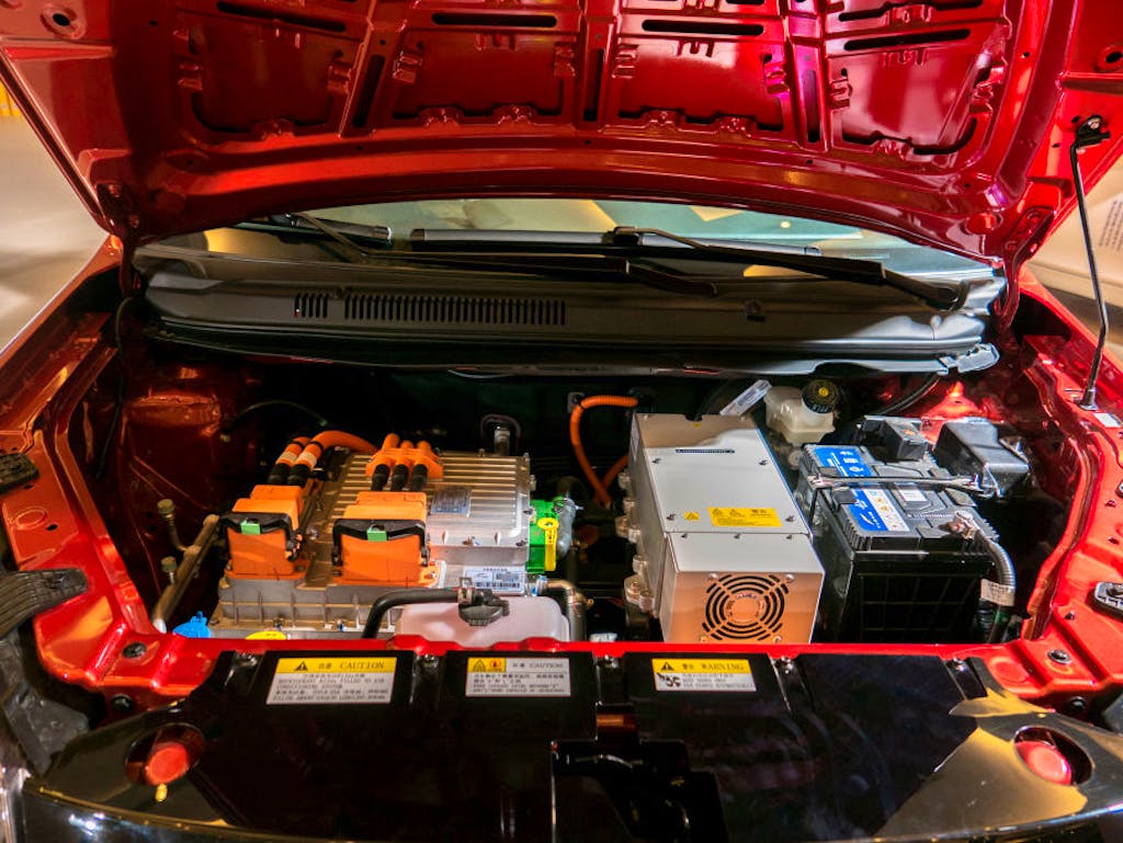 Batterien in Brand: Wie gefährlich sind Elektroautos?