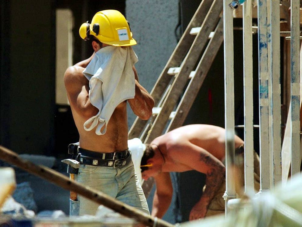 Wer im Freien arbeitet, muss vom Arbeitgeber entsprechend vor der Sonneneinstrahlung geschützt werden. 