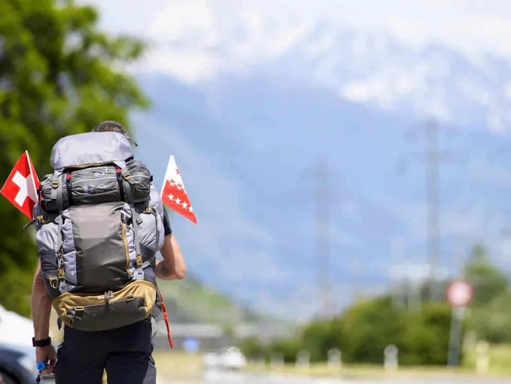 Giro del mondo: 40'000 km senza mezzi pubblici. Lontano, molto lontano: a Saint-Léonard, nel Canton Vallese, Claude Bridy intraprende il suo «Swiss World Tour» ...