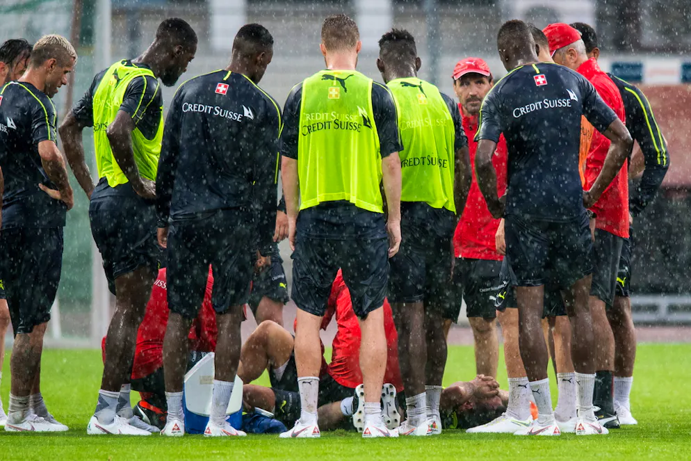 Granit Xhaka ne s'est pas relevé à l'issue d'un duel lors d'une opposition disputée sous une pluie battante.