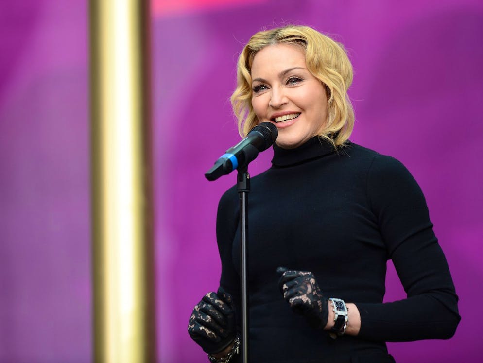 Reife Leistung: Diese Promis erlebten spätes Mutterglück. Als Sohn Rocco zur Welt kam, war die Queen of Pop Madonna (59) 42 Jahre alt.