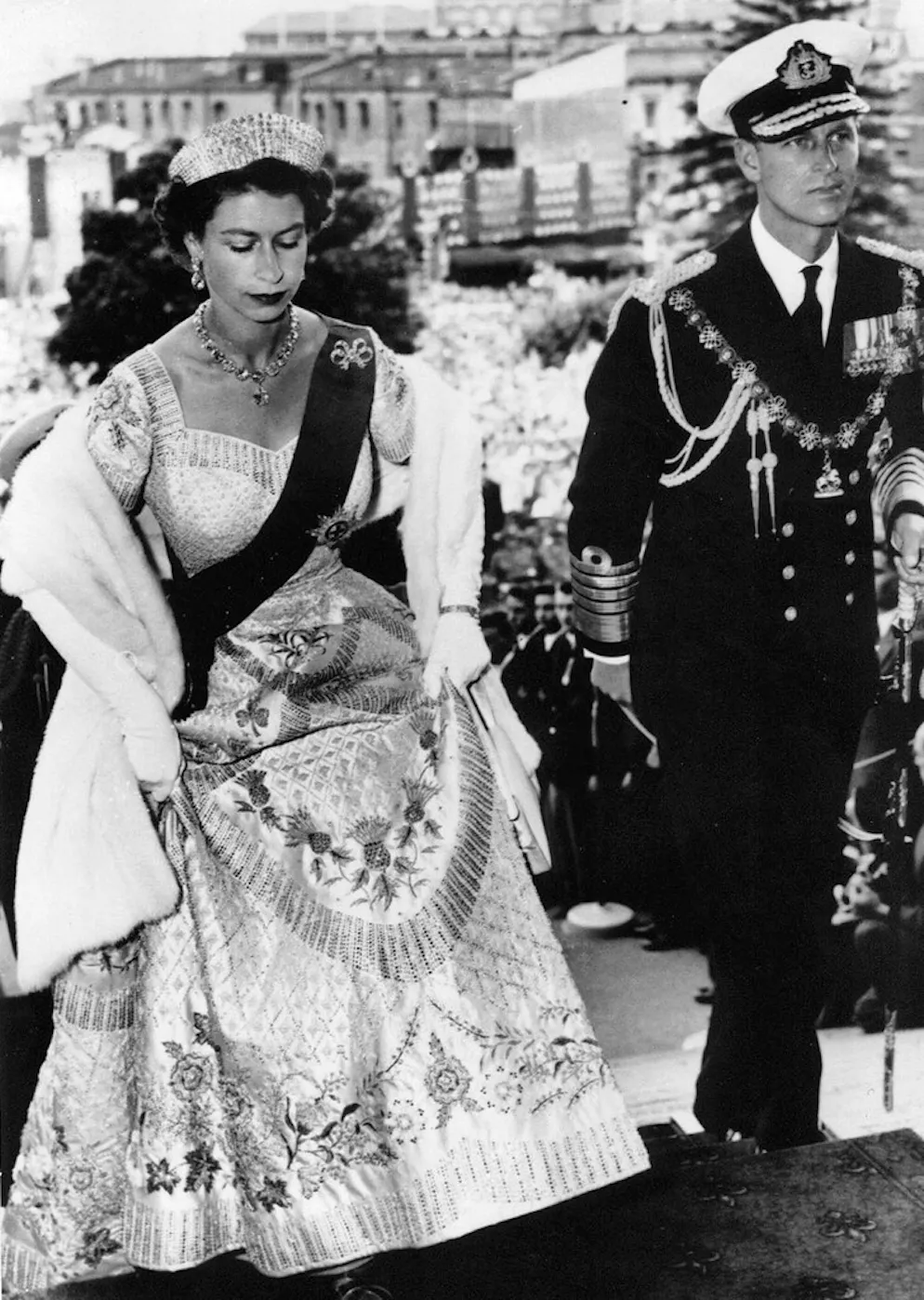 Pomp, Prunk, Prominenz: Elizabeth II. vor 65 Jahren gekrönt. Queen Elizabeth und Prinz Philipp nach der Krönung am 2. Juni 1953.