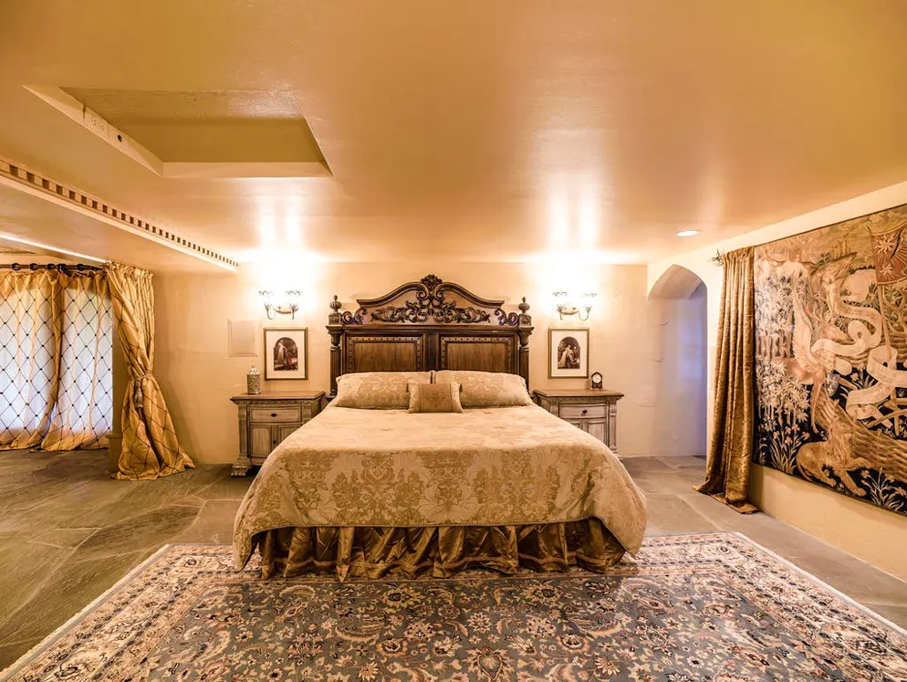 Un castello in vendita. Nel 1982 John Lavender acquista un terreno. Ma dovranno trascorrere ancora molti anni prima che egli possa dormire nella «suite del re».