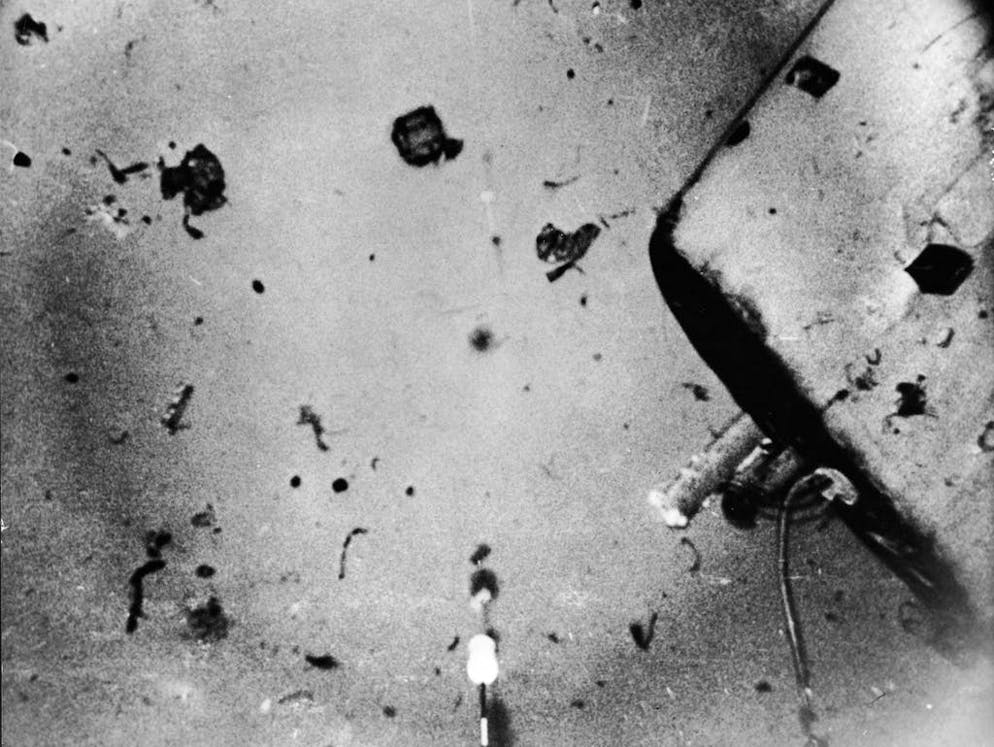 Il sottomarino nucleare USS Scorpion. Tuttavia, non si è mai riusciti a far tacere le voci secondo cui lo «Scorpion» sarebbe stato affondato dall'esercito sovietico. Nella foto: il chiosco distrutto del sottomarino in mezzo a piccoli frammenti.