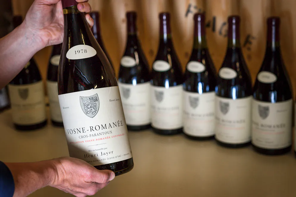 Les ultimes bouteilles du "Maître du Pinot noir", Henri Jayer, vont être mises aux enchères le 17 juin à Genève, lors d'une vente qui tournera la "dernière page" du domaine du vigneron bourguignon, vénéré par les amateurs de grands crus.
