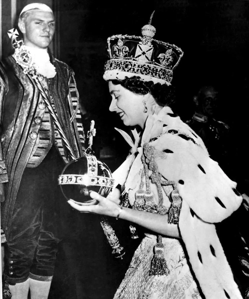 Pomp, Prunk, Prominenz: Elizabeth II. vor 65 Jahren gekrönt. Queen Elizabeth bei der Krönung am 2. Juni 1953.