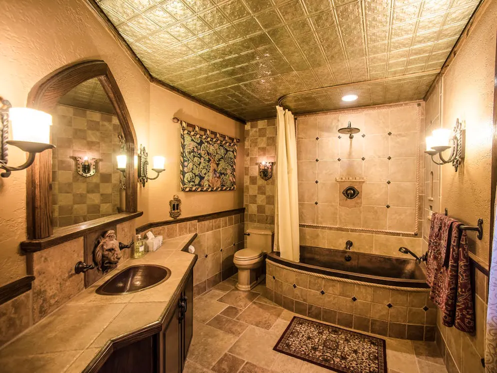 Un castello in vendita. Anche le stanze da bagno sono in stile antico. 
