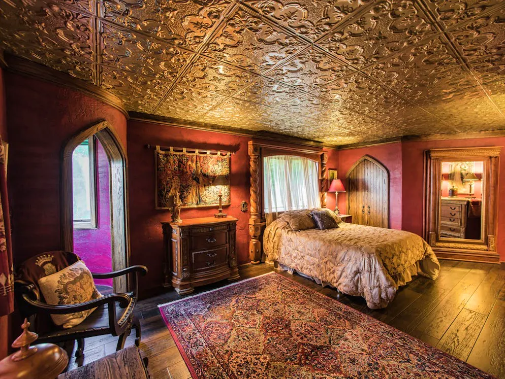 Un castello in vendita. Nel castello di tre camere si dorme come principi.