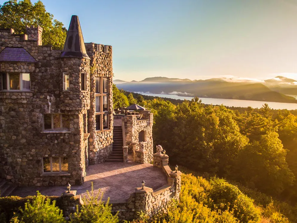 Un castello in vendita. Ma qual è la parte del castello che i suoi proprietari preferiscono? «Per me la vista su Lago George è la più bella di tutta l'America, forse perfino del mondo intero», ha dichiarato John Lavender al «Daily Mail».