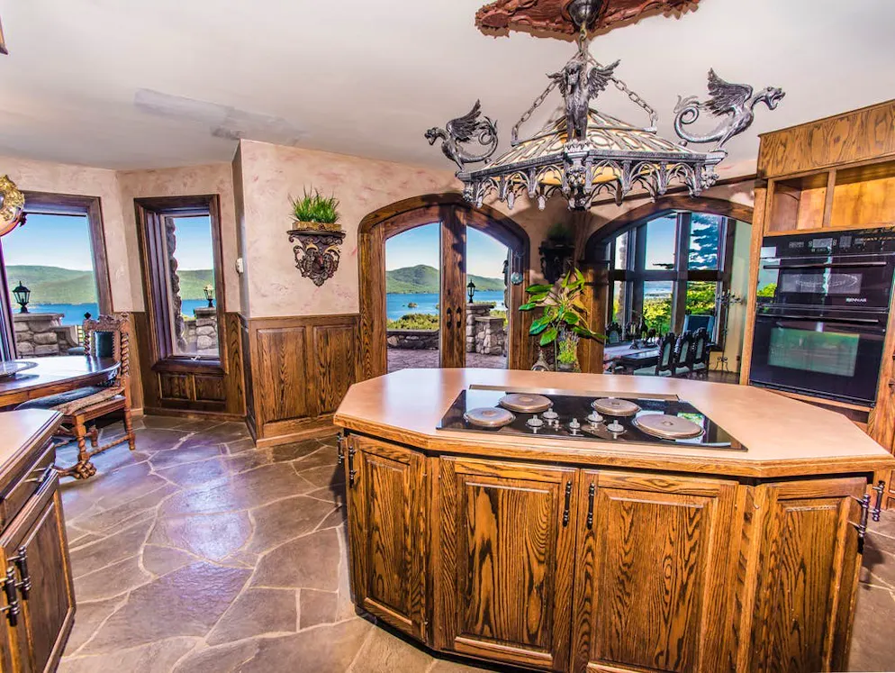 Un castello in vendita. Ideale per il banchetto dei cavalieri, ma non solo: la cucina di Highland Castle.