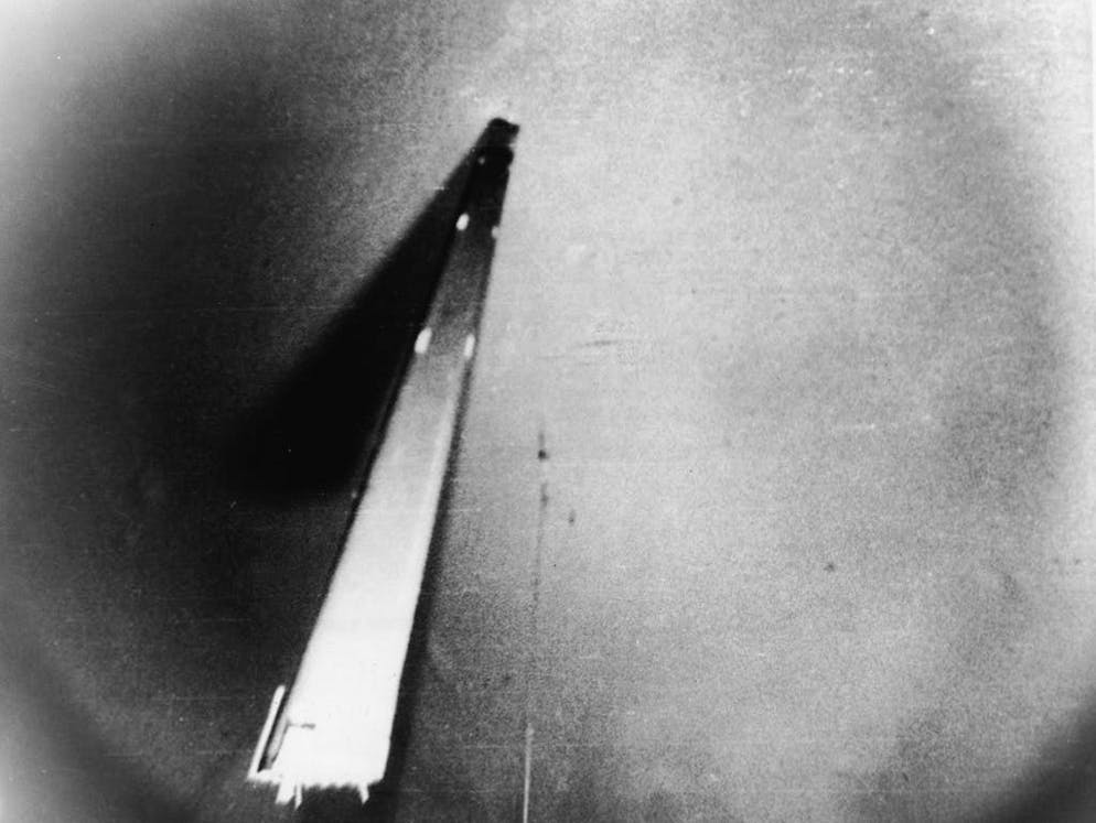 Il sottomarino nucleare USS Scorpion. Soltanto alcune immagini della sala dei siluri, situata nella parte anteriore del relitto dell'«USS Scorpion», potrebbero forse permettere di chiarire definitivamente l'enigma. Comunque sia, la marina, sonda regolarmente la zona intorno al relitto alla ricerca di un'eventuale contaminazione radioattiva. Per il momento, non è stata ancora registrata alcuna variazione — il reattore sarebbe dunque ancora impermeabile. Nella foto: tubazioni di sottomarino.