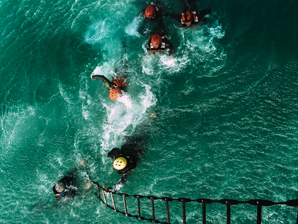 Spettacolare salvataggio in alto mare. «... da permettere ai soldati di trarre in salvo i naufraghi...