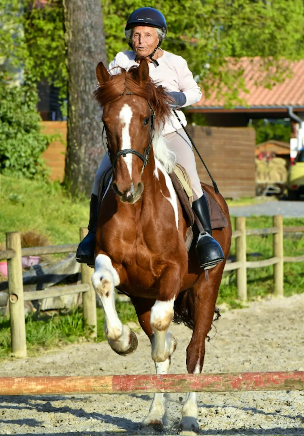 A 89 ans, Nicole remporte son premier concours hippique. Nicole de Villeneuve, 89 ans, s'entraîne au saut d'ostacles à Arcachon