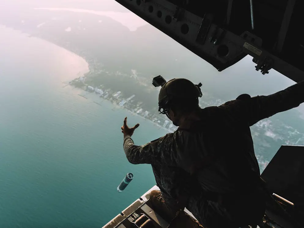 Spettacolare salvataggio in alto mare. I soldati devono salvare alcuni naufraghi dello Sikorsky UH-60.