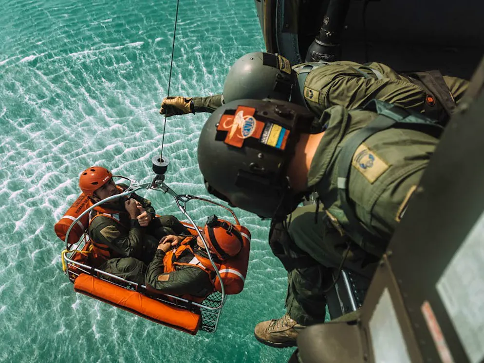 Spettacolare salvataggio in alto mare. ... con una semplice scala di corda.»