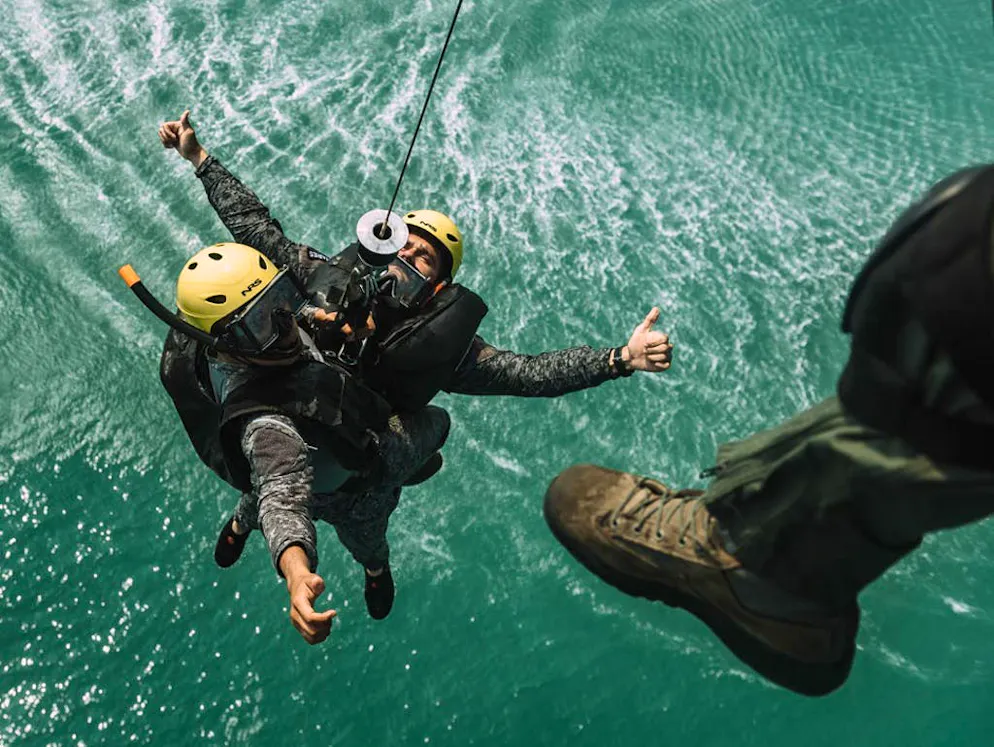 Spettacolare salvataggio in alto mare. Queste foto sono state scattate il 23 marzo 2018.