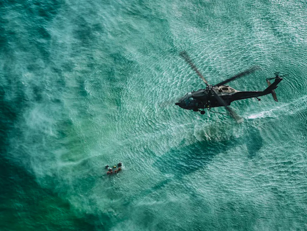 Spettacolare salvataggio in alto mare. Il fotografo Oliver Ehmig ha accompagnato alcuni soldati dell'aeronautica colombiana durante un'esercitazione di salvataggio a largo della costa.