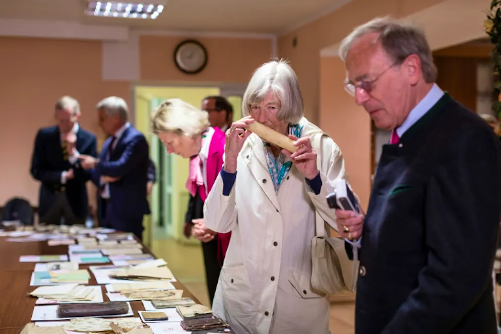70 ans après, une comtesse prussienne chassée de Pologne face à ses souvenirs. La comtesse Waltraud von Finckenstein sent une bougie récupérée à Ilawa, au nord de la Pologne, le 4 mai 2018