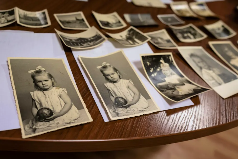 70 ans après, une comtesse prussienne chassée de Pologne face à ses souvenirs. Des photos de famille récupérées par la comtesse Waltraud Finck von Finckenstein, le 4 mai 2018 à Ilawa, au nord de la Pologne