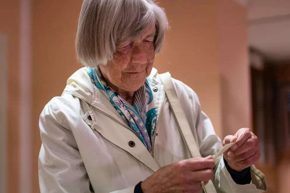 70 ans après, une comtesse prussienne chassée de Pologne face à ses souvenirs. la comtesse Waltraud Finck von Finckenstein vient de récupérer une poignée d'objets ayant appartenu à sa famille, le 4 mai 2018 à Ilawa, au nord de la Pologne