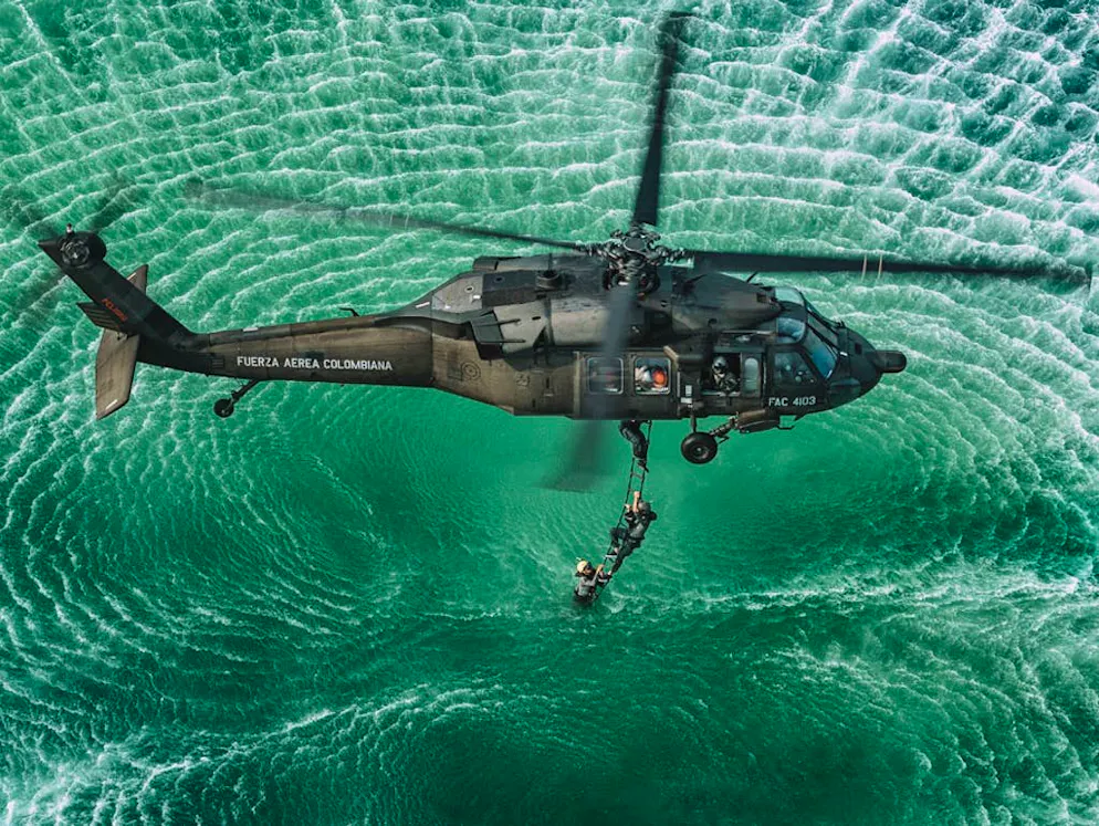 Spettacolare salvataggio in alto mare. «Quando scatto le mie foto, non dimentico mai il rispetto che nutro per questi soldati», prosegue il fotografo.