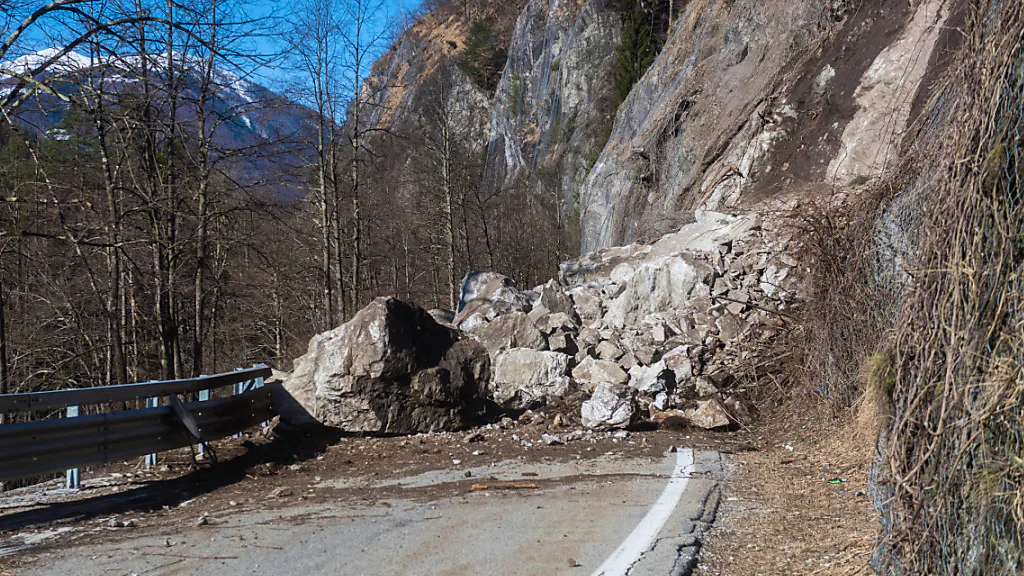 Notizie regionali. A Gordola frana la montagna
