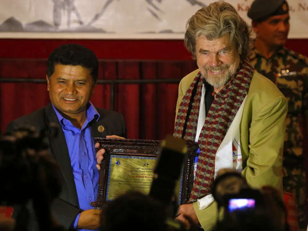 Première ascension de l’Everest sans oxygène artificiel: c’était il y a 40 ans. Aujourd’hui, l’Everest n’attire plus vraiment Reinhold Messner: «Bien sûr, je pourrais encore escalader l’Everest en empruntant la voie préparée à cet effet avec de l’oxygène et des médecins qui s’occupent de moi. Mais ce serait pénible».