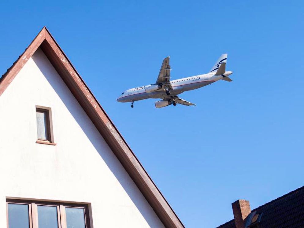 Flugzeug über Wohnhäusern im Hamburg-Niendorf: Laut einer aktuellen Studie erhöht Lärm die Wahrscheinlichkeit, an Herzrhythmusstörungen zu erkranken. Foto: Daniel Bockwoldt