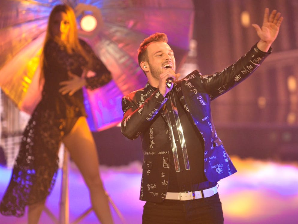 Herzschlagfinale bei «DSDS»: Marie ist der jüngste «Superstar» aller Zeiten!. Bei Michael Rauschers swingendem Song «So wie wir war'n» war er spürbar in seinem Element. «Ich gönne dir alles, was du bisher erreicht hast», meinte Mousse T. «Was immer heute passiert, geniess es.» Caro fand Michael «total sicher auf der Bühne, Ella glaubte: «Dieser Song hat megamässig zu dir gepasst.»