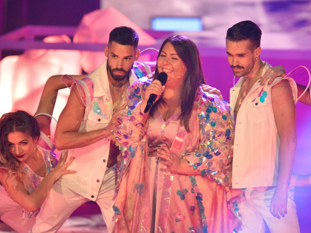 Herzschlagfinale bei «DSDS»: Marie ist der jüngste «Superstar» aller Zeiten!. Bei ihrem Song «Parachute» drehte Janina el Arguioui auf. «Du bist so eine coole Frau und ich hatte heute das erste Mal das Gefühl, dass du das auch selbst verstanden hast», fand Caro. Dieter machte ein eher zweifelhaftes Kompliment: «Du hast gezeigt, dass auch Frauen wie du bei DSDS immer willkommen sind.» Frauen wie du?