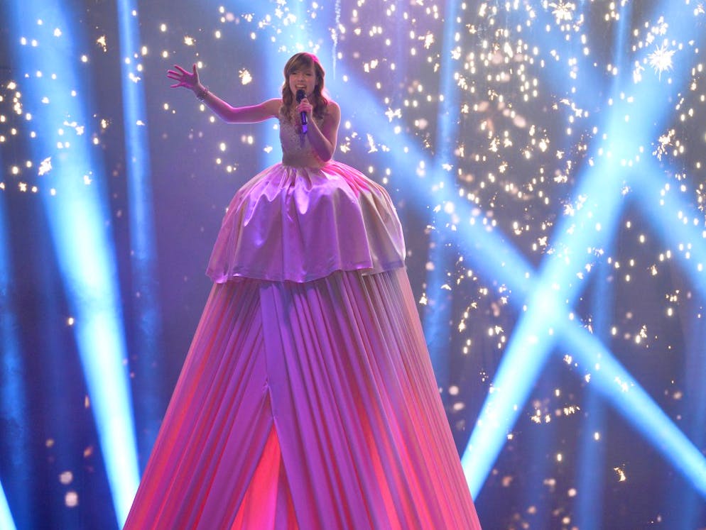 Herzschlagfinale bei «DSDS»: Marie ist der jüngste «Superstar» aller Zeiten!. Dank ihres Outfits wuchs Marie über sich hinaus. «Königlich» hiess der Song, den Bohlen für die 16-Jährige geschrieben hatte. Ella Endlich brachte der Auftritt zum Heulen. «Das ist mit Worten gar nicht zu beschreiben, was du hier darstellst», schluchzte sie.