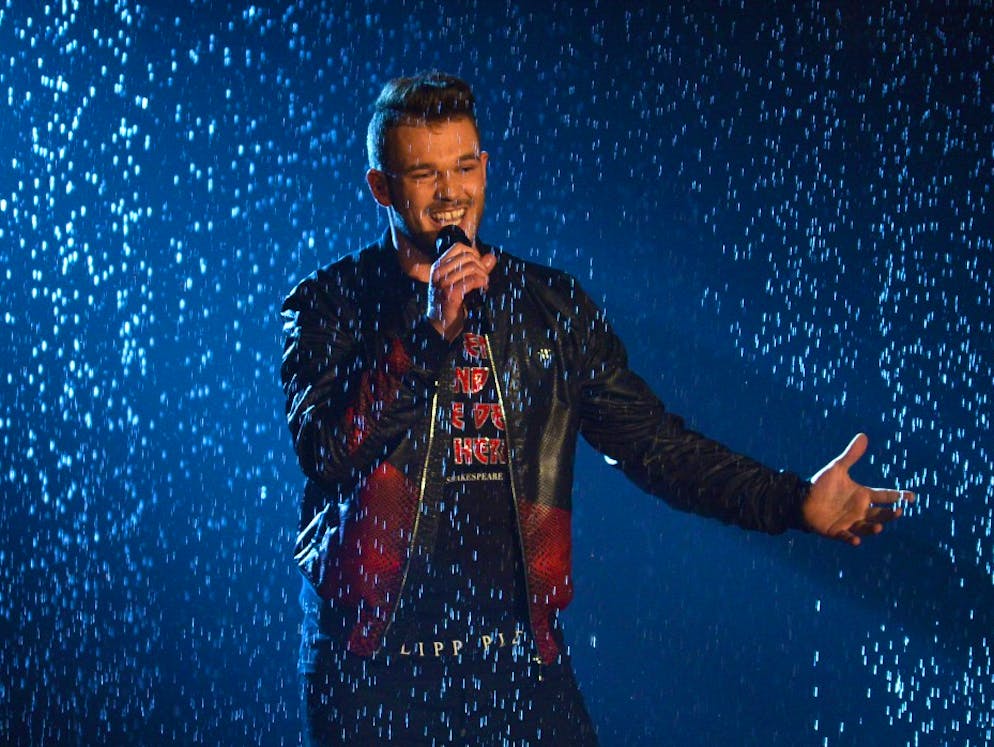 Herzschlagfinale bei «DSDS»: Marie ist der jüngste «Superstar» aller Zeiten!. «Ella überlegt schon, was sie zu Hause fliesen lässt», meinte Oliver Geissen. Einerseits eine Anspielung auf den Beruf von Fliesenleger Michael Rauscher, andererseits auf den Dauerflirt des 20-jährigen Augsburgers mit Jurorin Ella Endlich. Michael performte «Blame It On Me» von George Ezra. RTL liess ihn dabei im wahrsten Wortsinn im Regen stehen.