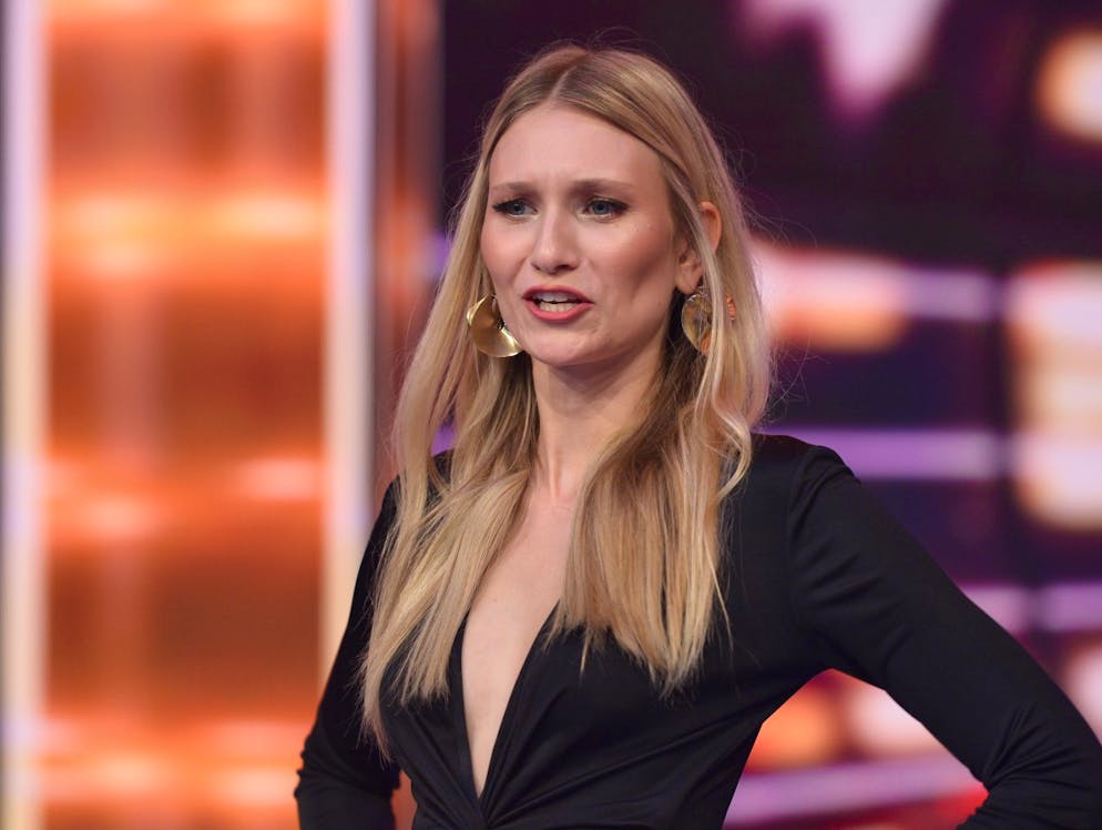 Herzschlagfinale bei «DSDS»: Marie ist der jüngste «Superstar» aller Zeiten!. «Das war eine Achterbahnfahrt der Gefühle für dich, das hat man in dem Song gespürt», so Caro. «Ich finde dich toll, du bist eine Powerfrau.» Ella bekannte: «Dich muss man einfach lieben. Ich glaube, du hast alle berührt hier.» Bohlen war weniger angetan: «Die Strophe hatte null Spannung.»