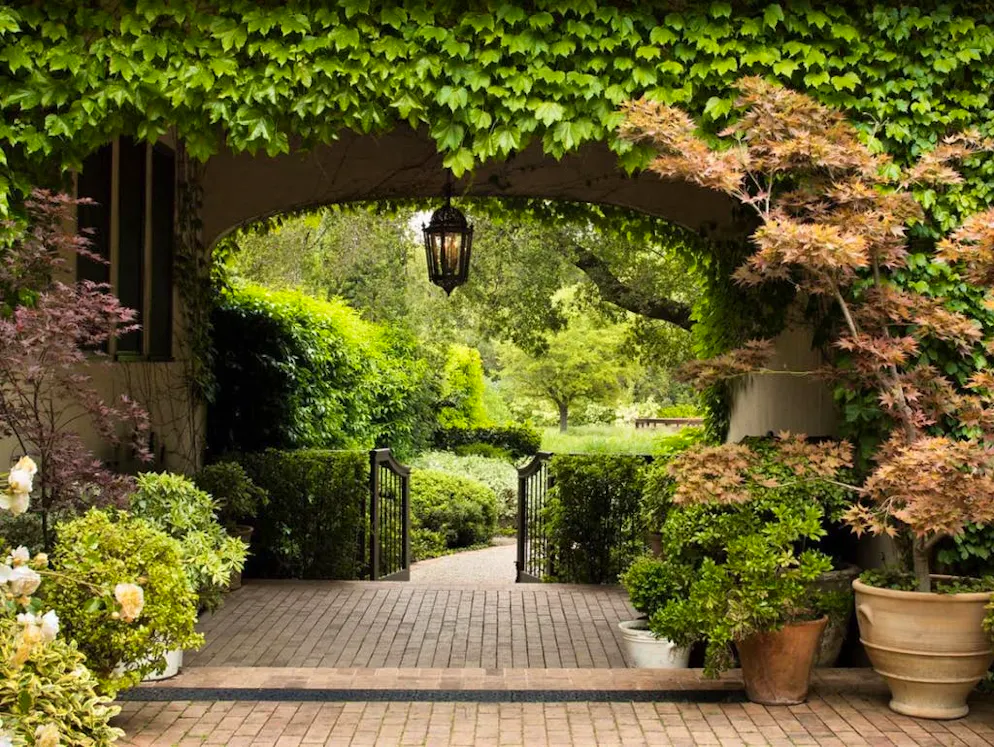 C'est ici que vit Michelle Pfeiffer. Le site de 3,5 hectares offre de nombreux endroits tranquilles pour s’isoler un moment. Sur le terrain, on trouve également un jacuzzi, un court de tennis, un bureau extérieur et une salle de fitness.