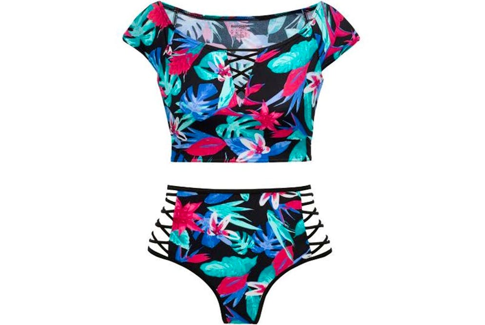 Bademode 2018: Die neuen Hingucker für den Strand. Dieser Zwei-Teiler von manguun sports hat ein auffälliges Muster in knalligen Farben, Cut-Outs und ein hochgeschlossenes Oberteil - und trifft damit absolut den Zeitgeist.