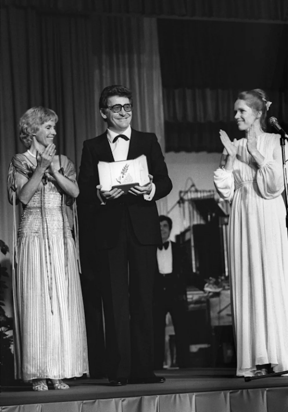 Mort à 86 ans du cinéaste Ermanno Olmi, Palme d'or à Cannes. Le cinéaste italien Ermanno Olmi, entouré par les actrices Liv Ullmann (d) et Bibi Andersson, reçoit la Palme d'Or pour son film "L'Arbre aux sabots", le 30 mai 1978 à Cannes