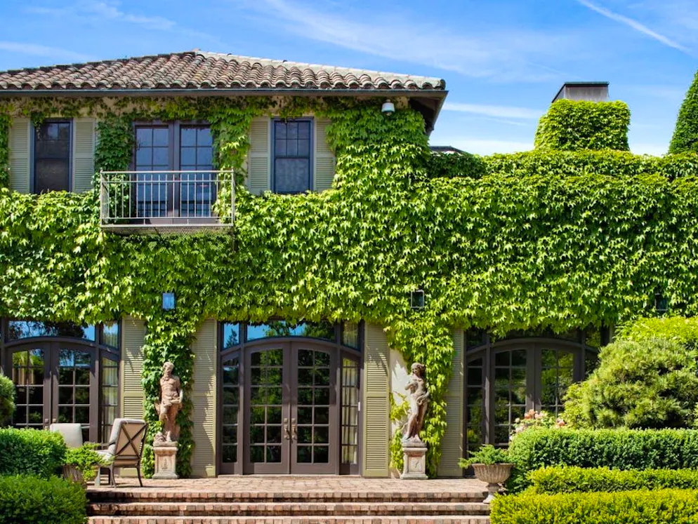 C'est ici que vit Michelle Pfeiffer. Avec une surface habitable de 592 m², l’habitation principale dispose de 4 chambres à coucher et de 4 grandes salles de bain, plus une petite.
