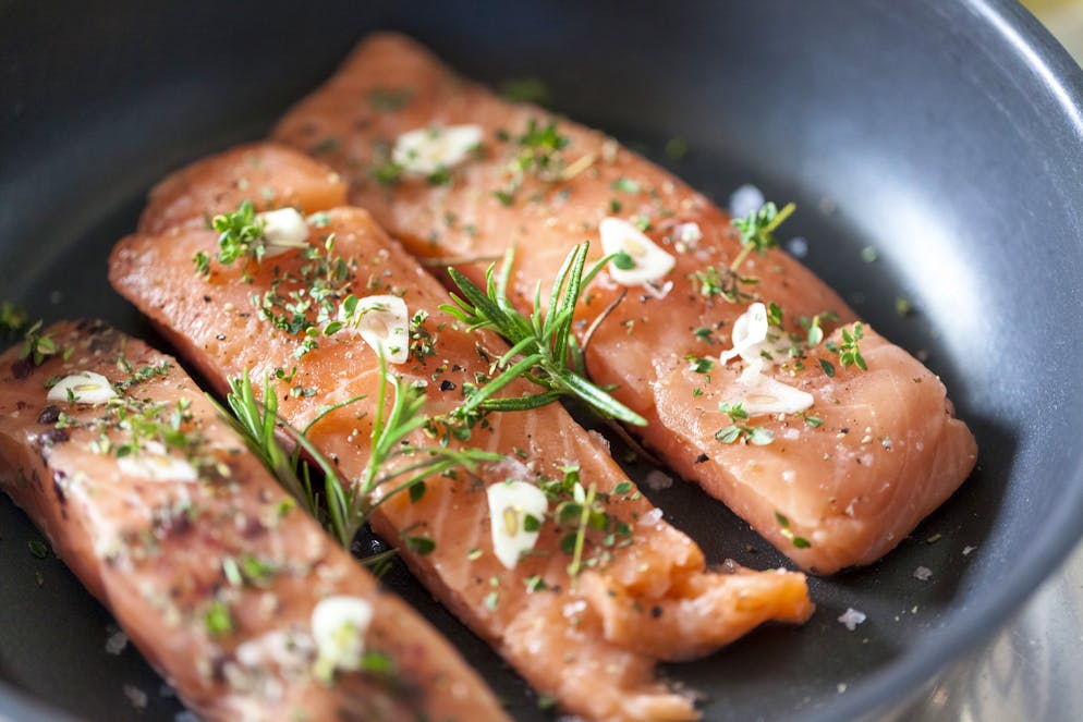 Das sind die 10 häufigsten Kochfehler. Fleisch und Fisch muss immer gekühlt werden? Richtig, bis man es denn verwenden will. Dann sollte es ein paar Minuten vor dem Braten aus dem Kühlschrank genommen werden.