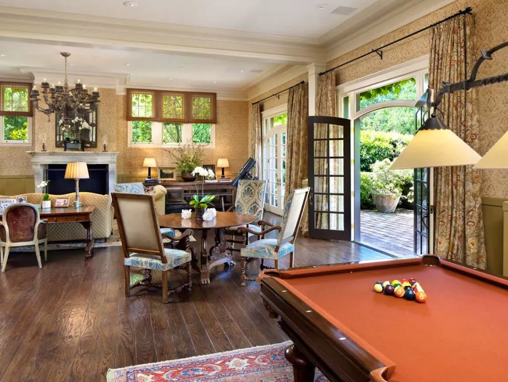 C'est ici que vit Michelle Pfeiffer. Trois grandes portes fenêtres mènent à la terrasse de la maison. En cas de mauvais temps, vous pouvez toujours opter pour une petite partie de billard.