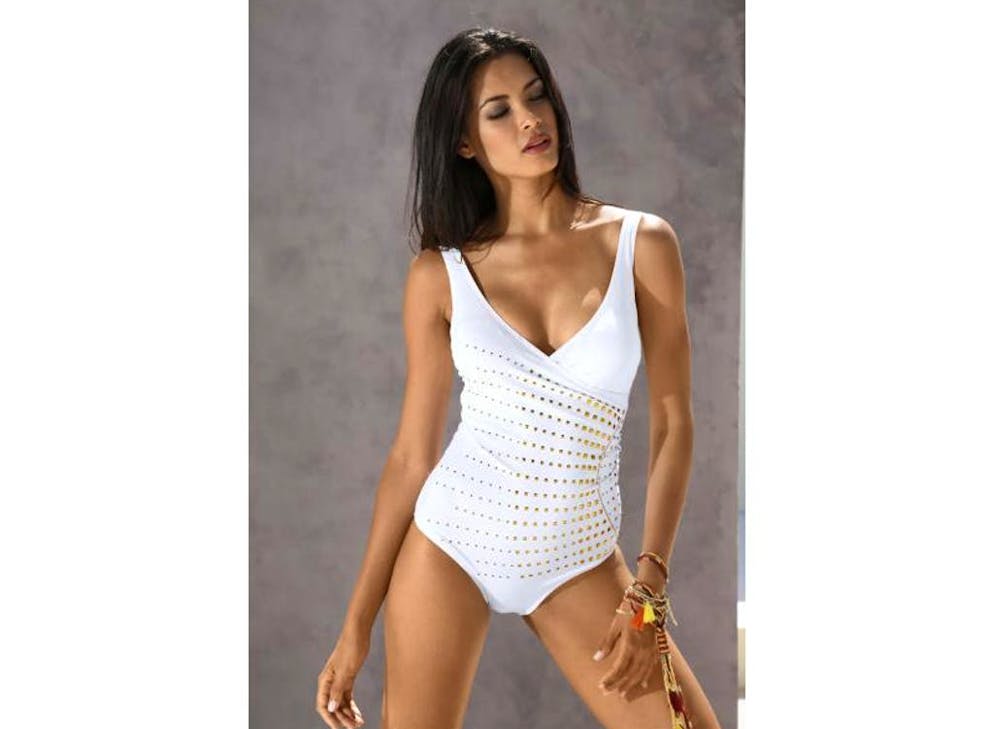 Bademode 2018: Die neuen Hingucker für den Strand. Für den grossen Auftritt: Goldfarbene Schmucksteine verzieren den Badeanzug von Wenz.