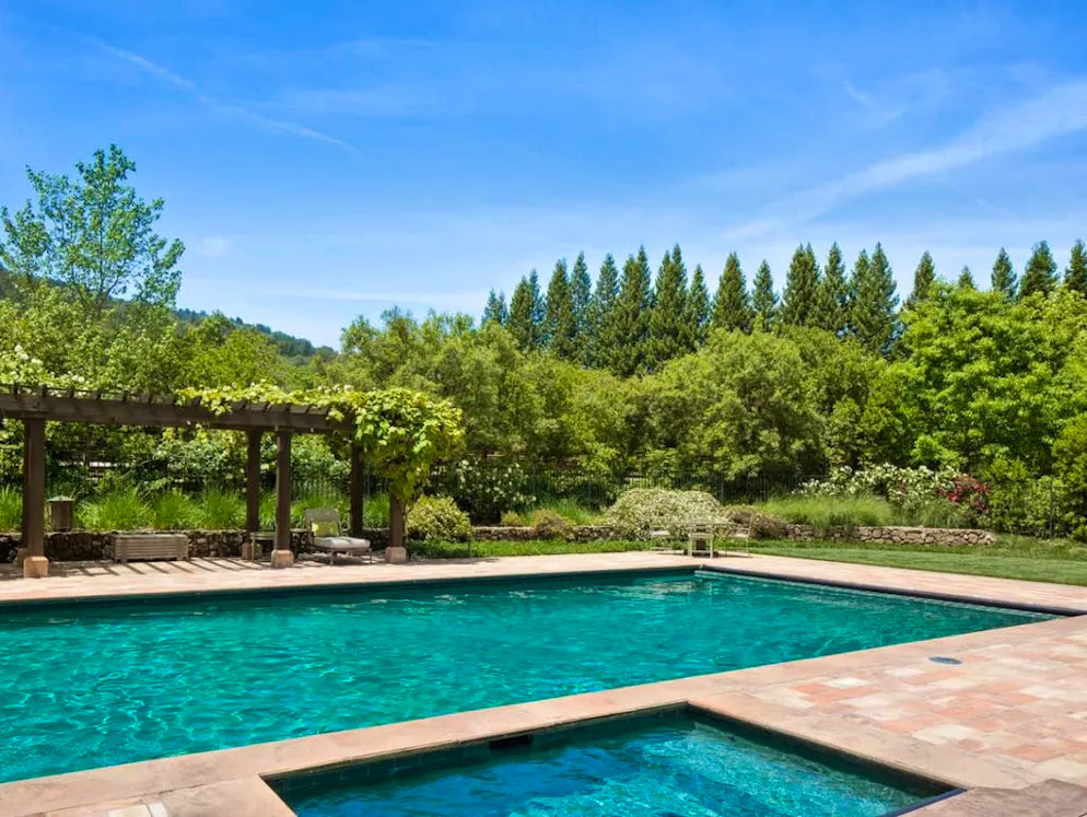 C'est ici que vit Michelle Pfeiffer. La piscine aux dimensions généreuses est clôturée.